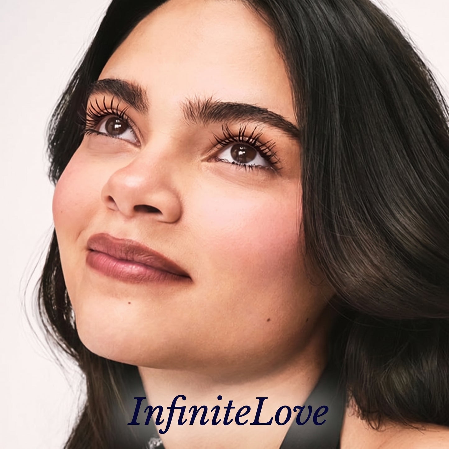 Modelo con Pestañas InfiniteLove