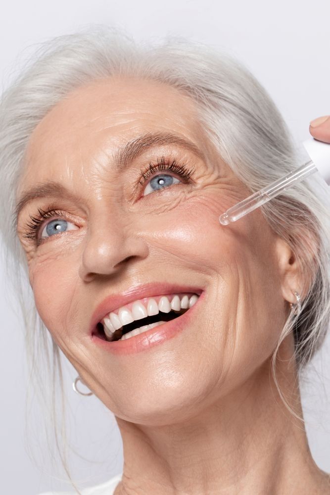 Mujer de más de 60 con la piel luminosa