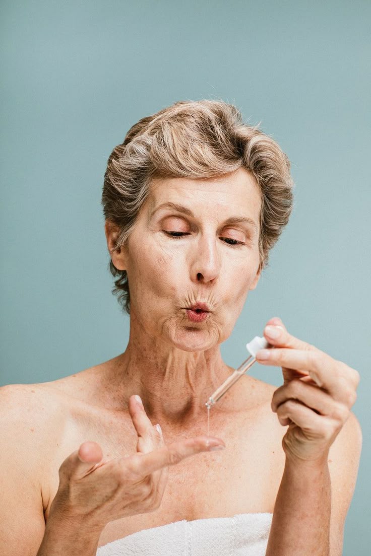 Mujer de más de 60 aplicándose la crema