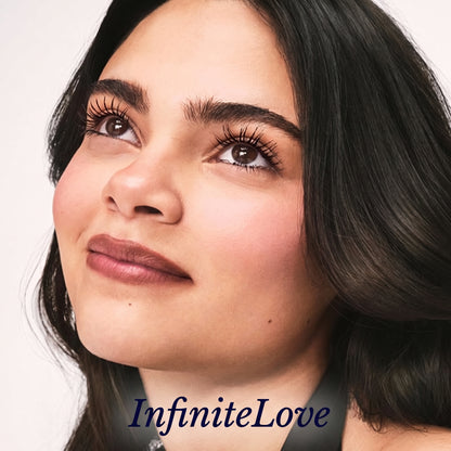 Modelo con Pestañas InfiniteLove