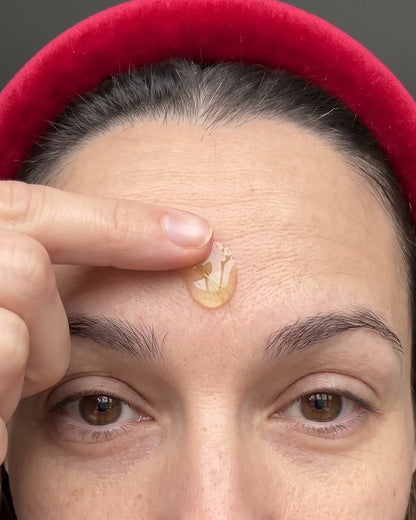 Unas gotas de la ampolla en la yema del dedo, antes de extenderlas hacia arriba